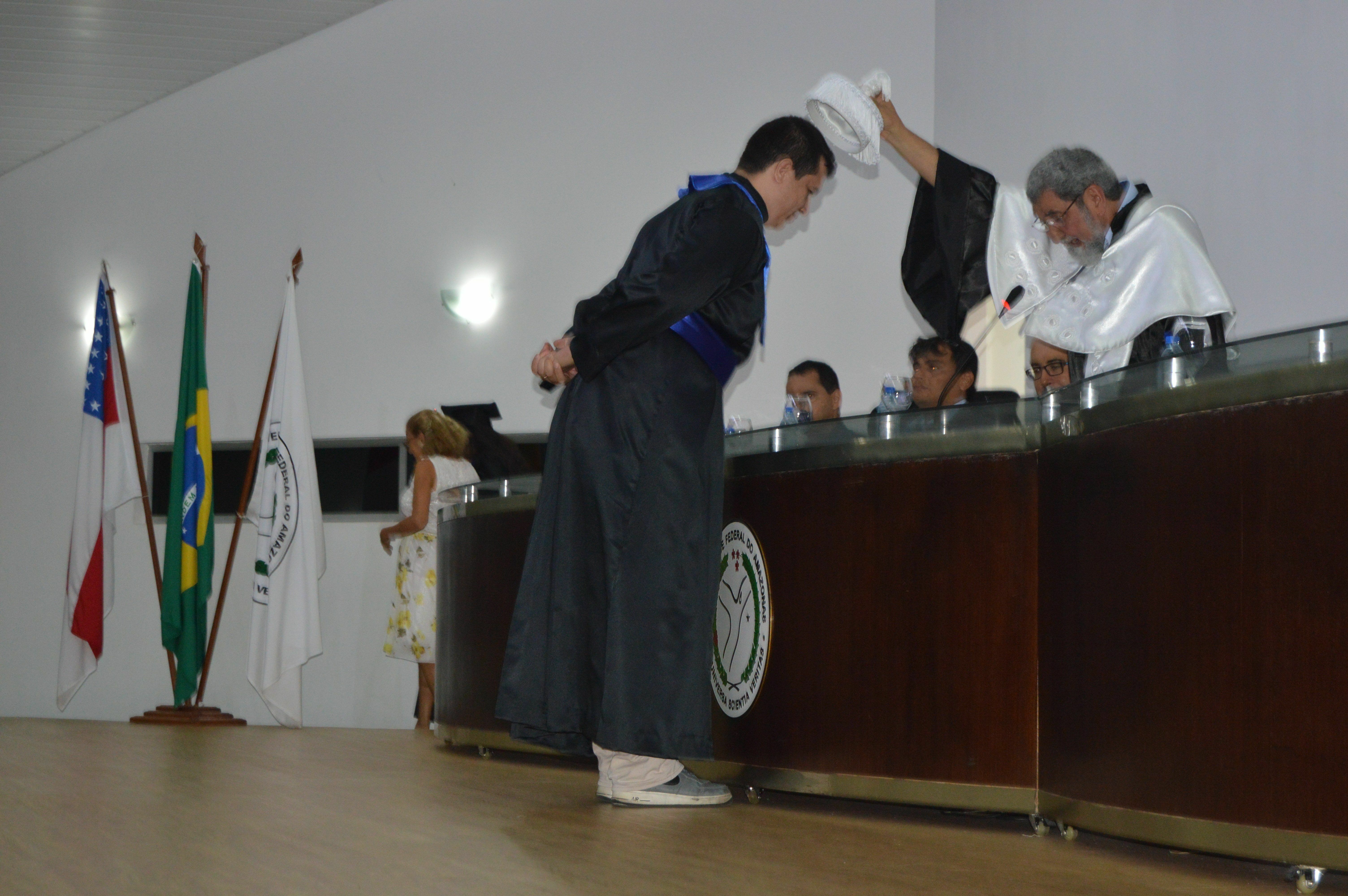 Reitor em exercício, professor Jacob Cohen outorgou grau aos 27 formandos